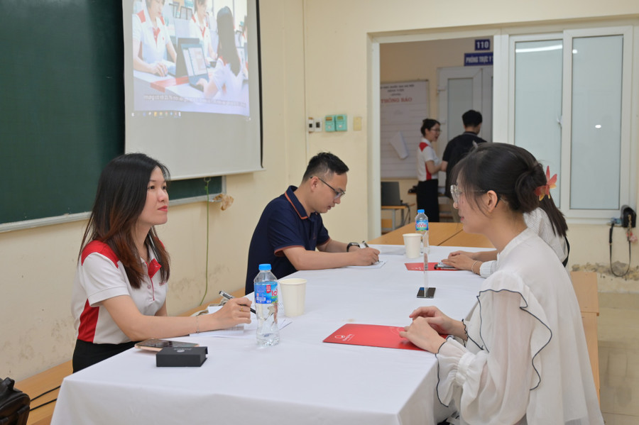 Sinh viên được tư vấn hướng nghiệp trong Ngày hội. Sinh viên được tư vấn hướng nghiệp trong Ngày hội.