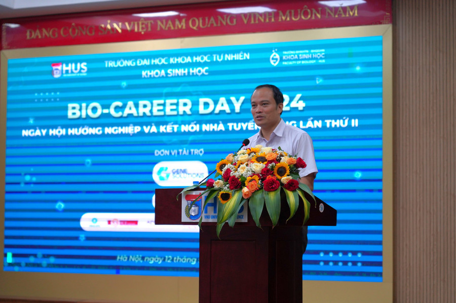 Theo PGS.TS Phạm Thế Hải, Trưởng Khoa Sinh học chia sẻ tại ngày hội. Theo PGS.TS Phạm Thế Hải, Trưởng Khoa Sinh học chia sẻ tại ngày hội.