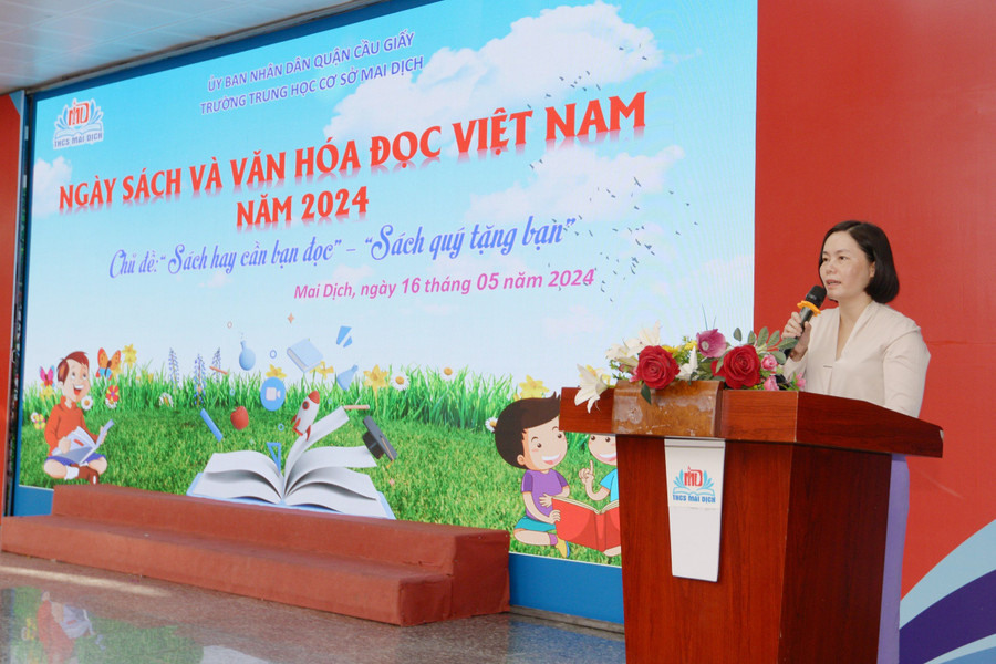 Cô Nguyễn Thị Thanh Hà - Phó Hiệu trưởng trường THCS Mai Dịch phát biểu tại ngày hội.