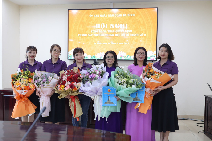 Giáo viên Trường THCS Nguyễn Trãi chụp ảnh lưu niệm và chúc mừng tân Hiệu trưởng THCS Giảng Võ 2.