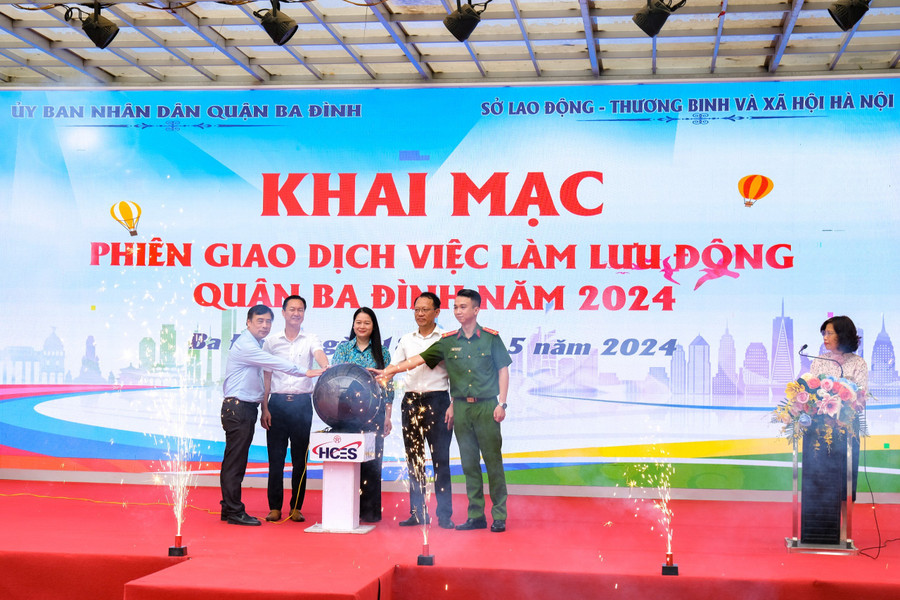 Các đại biểu ấn nút khai mạc phiên giao dịch việc làm. Các đại biểu ấn nút khai mạc phiên giao dịch việc làm.
