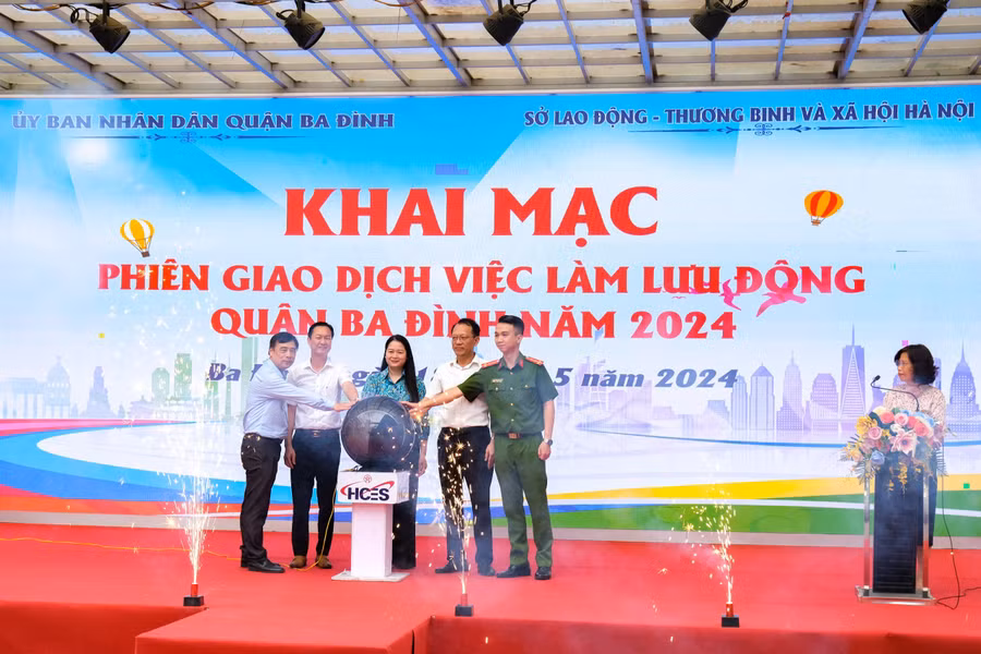 Các đại biểu ấn nút khai mạc phiên giao dịch việc làm. Các đại biểu ấn nút khai mạc phiên giao dịch việc làm.