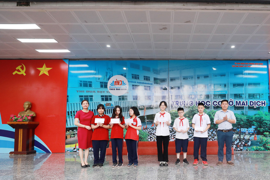 Cô Nguyễn Mỹ Hảo - Hiệu trưởng trường THCS Mai Dịch và đại biểu trao giải Cuộc thi &quot;Đại sứ Văn hóa đọc năm 2024&quot; cho các em học sinh.