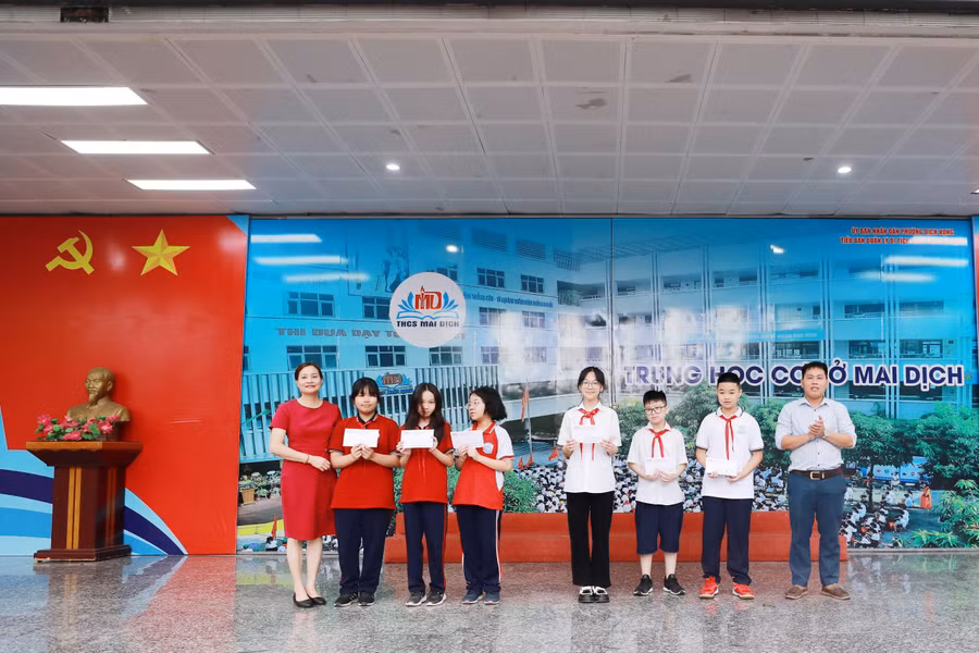 Cô Nguyễn Mỹ Hảo - Hiệu trưởng trường THCS Mai Dịch và đại biểu trao giải Cuộc thi "Đại sứ Văn hóa đọc năm 2024" cho các em học sinh.