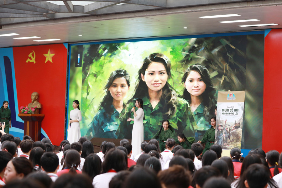 Học sinh giới thiệu cuốn sách &quot;chuyện kể về Mười cô gái Ngã ba Đồng Lộc&quot; đầy xúc động.