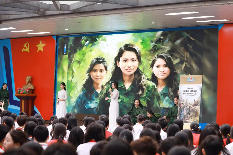 Học sinh giới thiệu cuốn sách "chuyện kể về Mười cô gái Ngã ba Đồng Lộc" đầy xúc động.