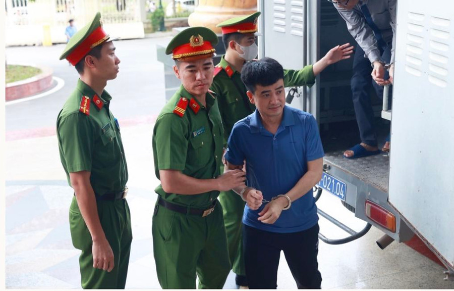 Bị cáo Phan Quốc Việt được dẫn giải tới tòa.