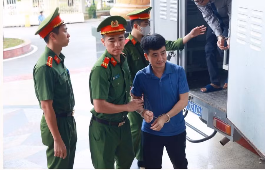 Bị cáo Phan Quốc Việt được dẫn giải tới tòa.