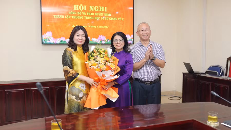 Tân Hiệu trưởng Trường THCS Giảng Võ 2 - nhà giáo Phạm Thị Hương Giang (áo dài tím).