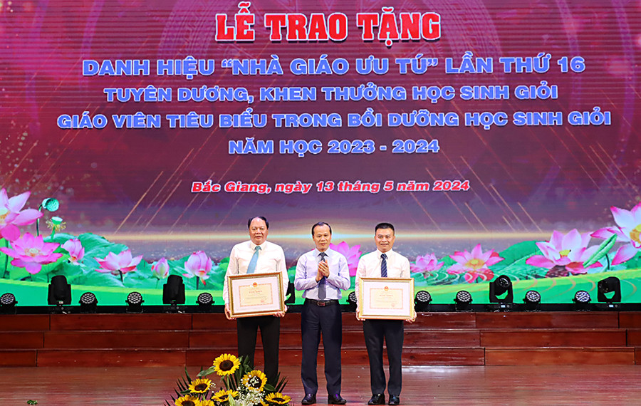 Phó Chủ tịch Thường trực UBND tỉnh Bắc Giang Mai Sơn trao tặng Bằng khen của Bộ trưởng Bộ GDĐT về thành tích xuất sắc trong tổ chức Cuộc thi khoa học kỹ thuật cấp quốc gia cho Sở GDĐT và các nhân ông Tạ Việt Hùng - Giám đốc Sở GDĐT, ông Bạch Đăng Khoa - Phó Giám đốc Sở GDĐT.