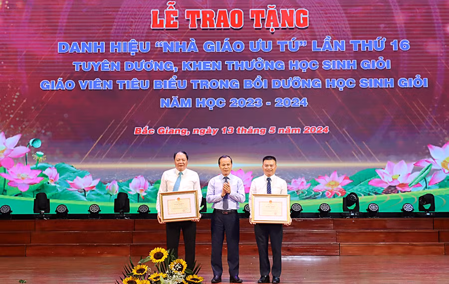 Phó Chủ tịch Thường trực UBND tỉnh Bắc Giang Mai Sơn trao tặng Bằng khen của Bộ trưởng Bộ GDĐT về thành tích xuất sắc trong tổ chức Cuộc thi khoa học kỹ thuật cấp quốc gia cho Sở GDĐT và các nhân ông Tạ Việt Hùng - Giám đốc Sở GDĐT, ông Bạch Đăng Khoa - Phó Giám đốc Sở GDĐT.