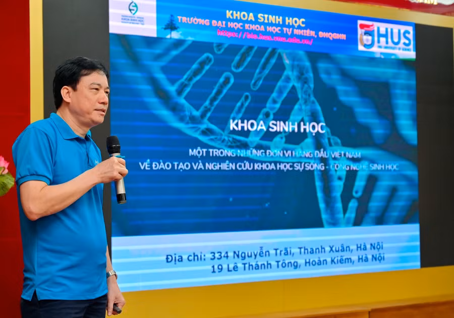 PGS.TS Nguyễn Văn Vịnh, Phó Trưởng Khoa Sinh học chia sẻ tại ngày hội. PGS.TS Nguyễn Văn Vịnh, Phó Trưởng Khoa Sinh học chia sẻ tại ngày hội.
