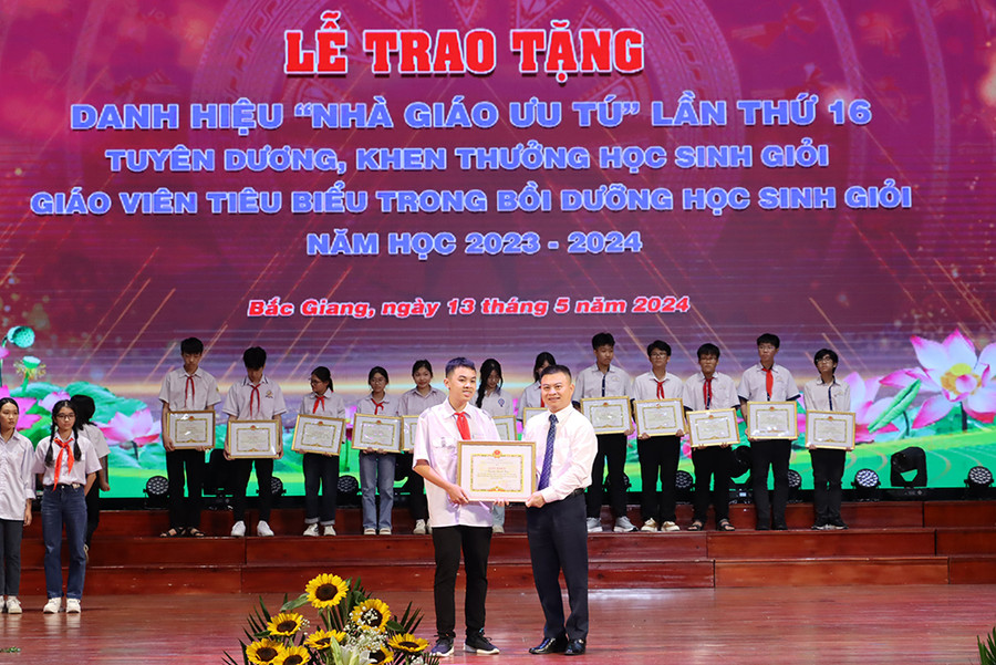 Ông Bạch Đăng Khoa - Phó Giám đốc Sở GDĐT trao tặng Giấy khen cho các em học sinh đạt giải Nhất trong cuộc thi chọn HSG và KHKT cấp tỉnh.