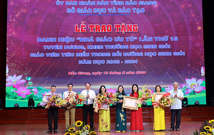 Bà Lâm Thị Hương Thành, Phó Chủ tịch Thường trực HĐND tỉnh Bắc Giang thừa ủy quyền Chủ tịch nước CHXH Việt Nam trao tặng danh hiệu &quot;Nhà giáo Ưu tú&quot; cho 5 nhà giáo tỉnh Bắc Giang.