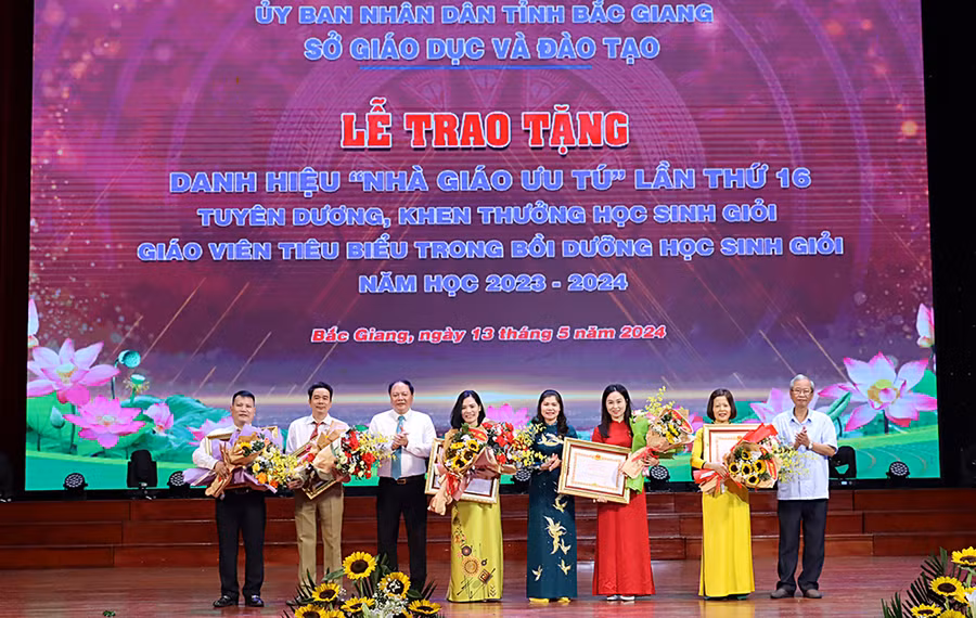 Bà Lâm Thị Hương Thành, Phó Chủ tịch Thường trực HĐND tỉnh Bắc Giang thừa ủy quyền Chủ tịch nước CHXH Việt Nam trao tặng danh hiệu "Nhà giáo Ưu tú" cho 5 nhà giáo tỉnh Bắc Giang.