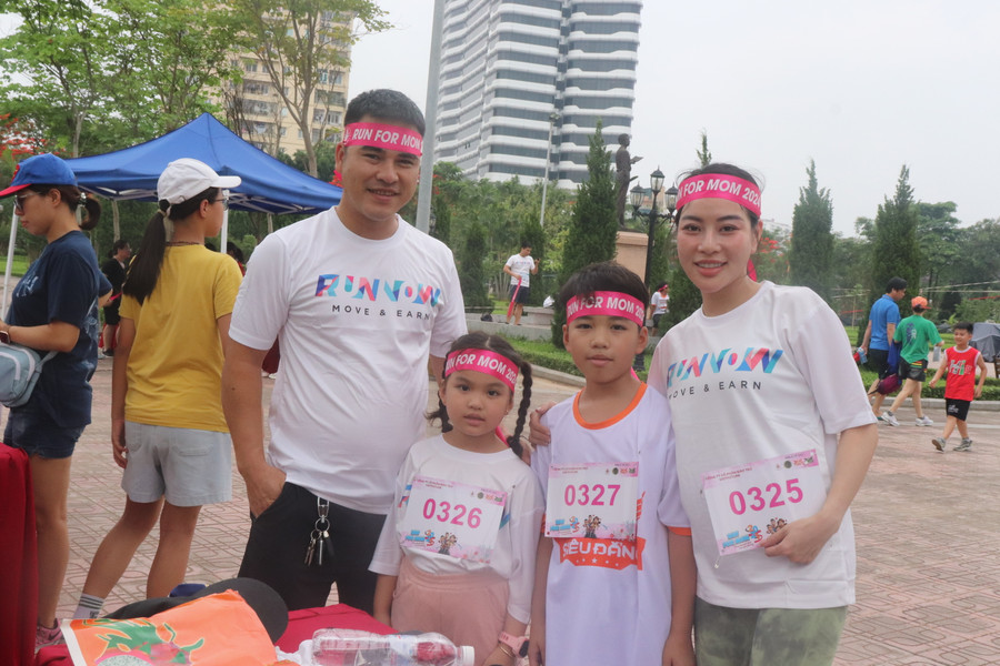 Phụ huynh đồng hành cùng học sinh tham gia tranh tài tại giải chạy. Phụ huynh đồng hành cùng học sinh tham gia tranh tài tại giải chạy.