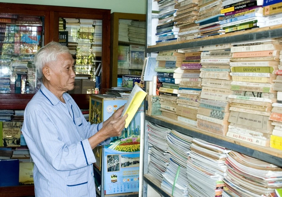 Nhà nghiên cứu “tay ngang” Ngô Văn Ban bên kho tư liệu đồ sộ của mình