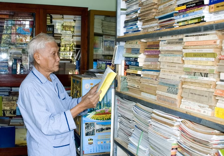 Nhà nghiên cứu “tay ngang” Ngô Văn Ban bên kho tư liệu đồ sộ của mình
