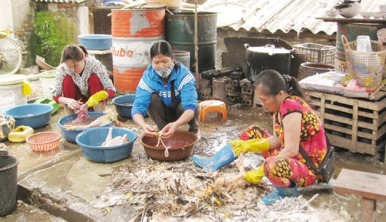 “Dây chuyền” giết mổ thủ công phổ biến tại các chợ truyền thống