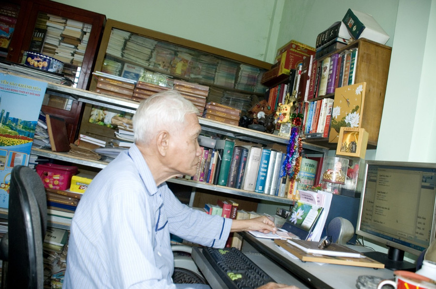 Dù tuổi đã cao, nhà giáo Ngô Văn Ban vẫn say mê với công tác nghiên cứu