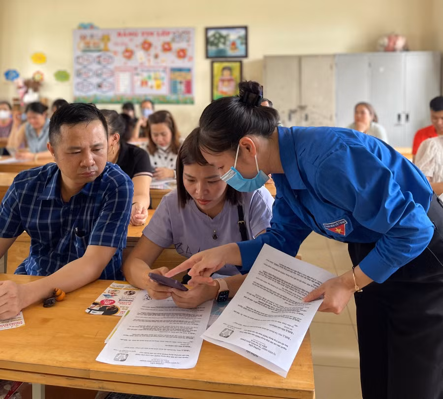 Hướng dẫn cho phụ huynh học sinh cài đặt, xác thực định danh điện tử.