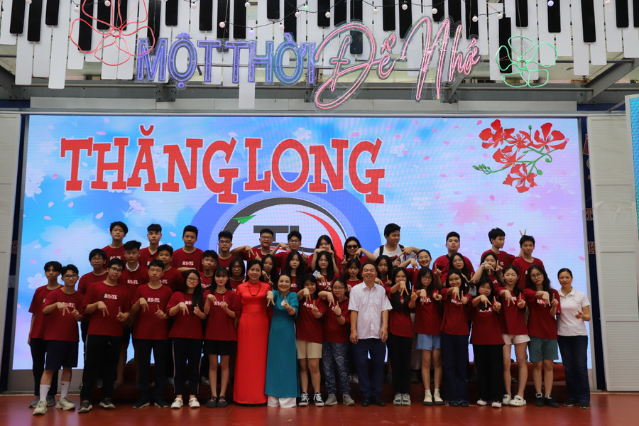 Ban Giám hiệu trường THCS Thăng Long lưu lại hình ảnh với học trò lớp 9.