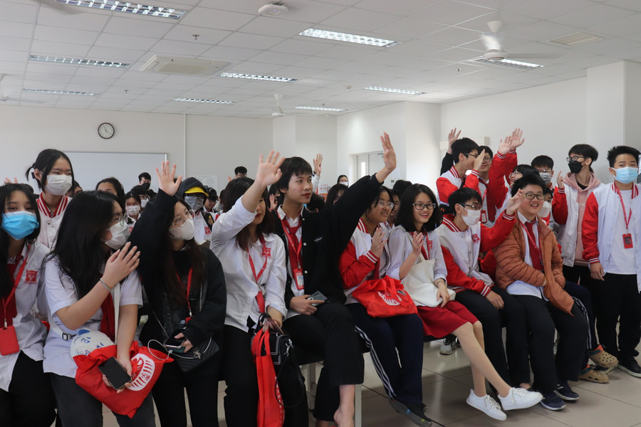 Hoạt động trải nghiệm giúp học sinh có định hướng nghề nghiệp phù hợp trong tương lai. Hoạt động trải nghiệm giúp học sinh có định hướng nghề nghiệp phù hợp trong tương lai.