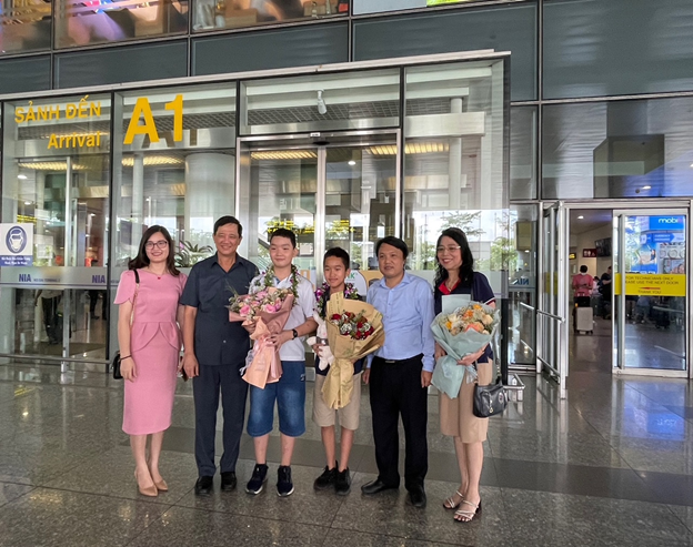 PGS. TS Tạ Ngọc Trí - Vụ phó Vụ Giáo dục Tiểu học (Bộ GD&ĐT) và ông Phạm Xuân Tiến - Phó Giám đốc Sở GD&ĐT Hà Nội cùng đoàn đón 2 học sinh. 