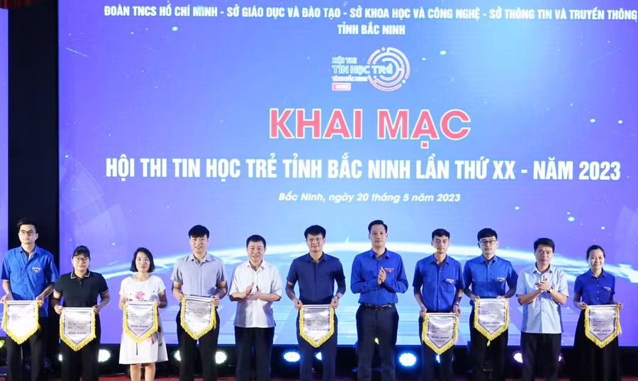 Ban tổ chức trao Cờ lưu niệm cho đơn vị dự thi.