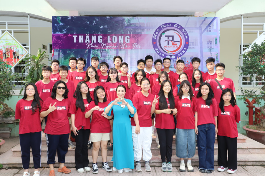 Giáo viên chủ nhiệm các lớp dành thời gian lưu lại những hình ảnh đẹp với học trò trước giờ chia tay mái trường THCS Thăng Long.