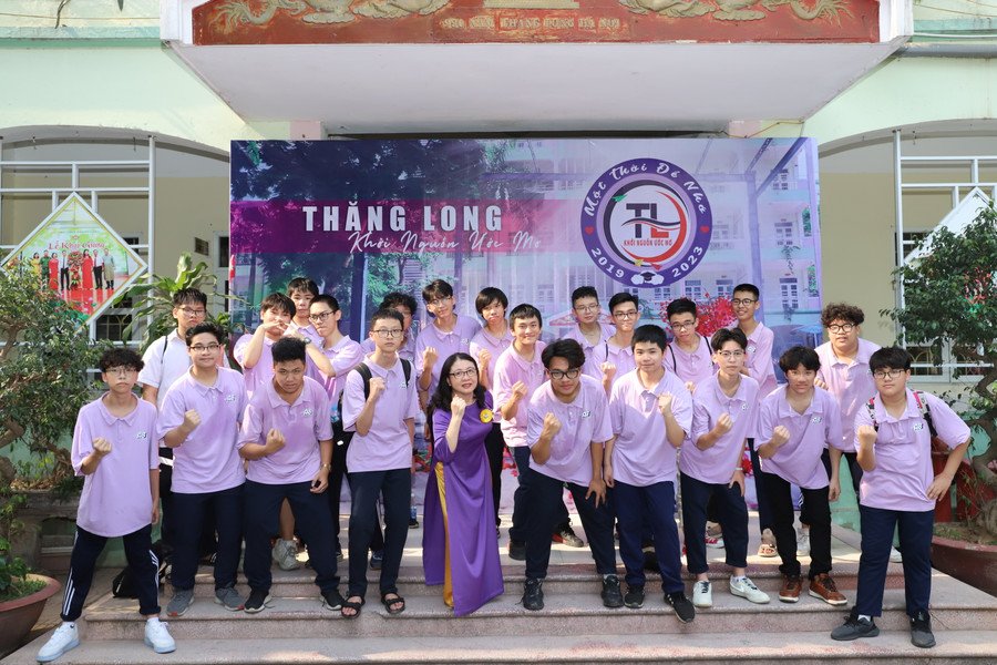 Cô giáo chủ nhiệm và học sinh lớp 9 bày tỏ quyết tâm đạt kết quả cao tại kỳ thi tuyển sinh vào lớp 10 THPT năm học 2023 -2024 tới đây.