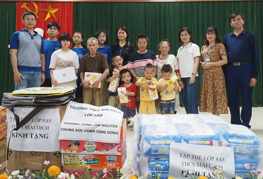 Đoàn thiện nguyện trao quà cho học sinh, người dân có hoàn cảnh khó khăn tại Cơ sở bảo trợ xã hội tổng hợp.