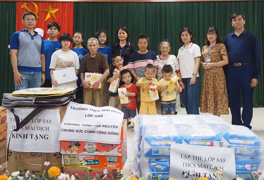 Đoàn thiện nguyện trao quà cho học sinh, người dân có hoàn cảnh khó khăn tại Cơ sở bảo trợ xã hội tổng hợp.