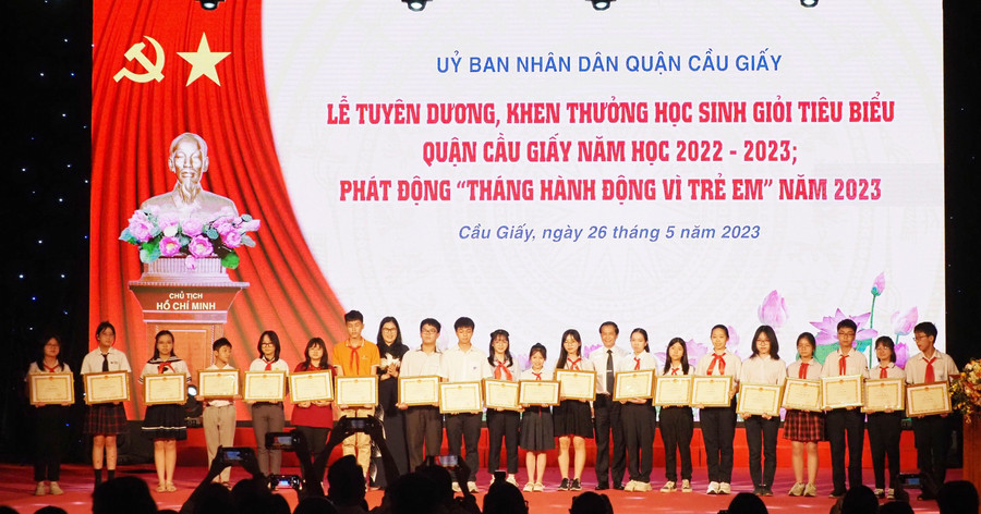 Phó Chủ tịch UBND quận Cầu Giấy - Trịnh Thị Dung và ông Phạm Ngọc Anh - Trưởng phòng GD&ĐT quận Cầu Giấy trao khen thưởng cho HSG. Phó Chủ tịch UBND quận Cầu Giấy - Trịnh Thị Dung và ông Phạm Ngọc Anh - Trưởng phòng GD&ĐT quận Cầu Giấy trao khen thưởng cho HSG.