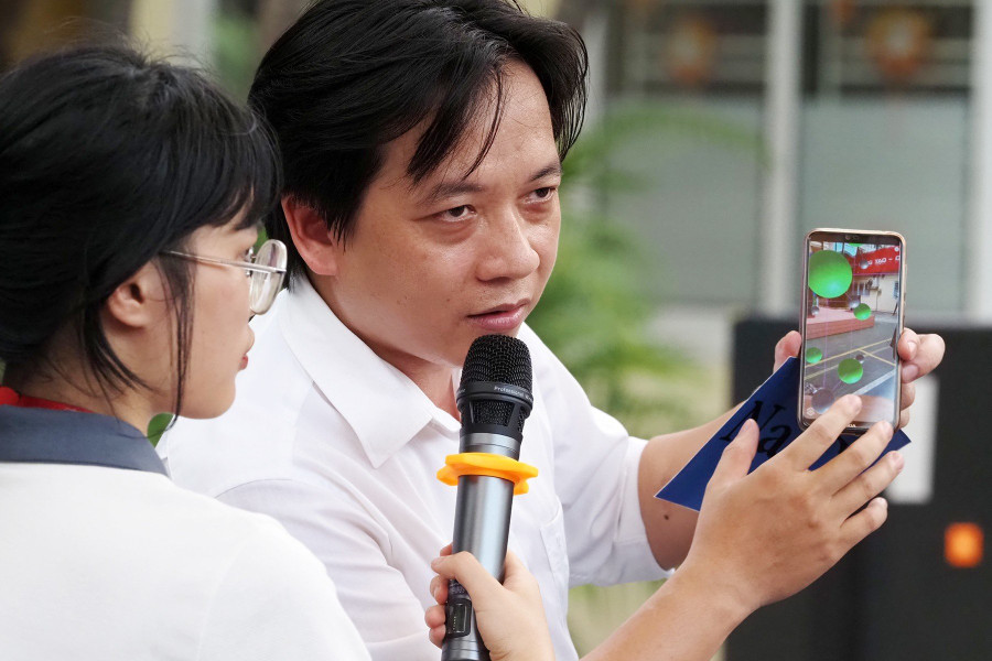 TS. Nguyễn Quốc Huy - giảng viên Khoa Vật lí (Trường Đại học Sư phạm Hà Nội) giao lưu với học sinh tại ngày hội. TS. Nguyễn Quốc Huy - giảng viên Khoa Vật lí (Trường Đại học Sư phạm Hà Nội) giao lưu với học sinh tại ngày hội.