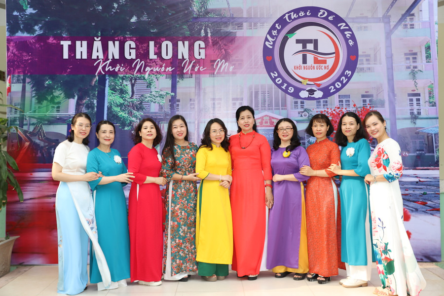 NGƯT Nguyễn Thanh Hà - Hiệu trưởng trường THCS Thăng Long (thứ 5 từ phải sang trái) cùng đồng nghiệp dự và động viên học sinh lớp 9 trong buổi lễ chia tay.