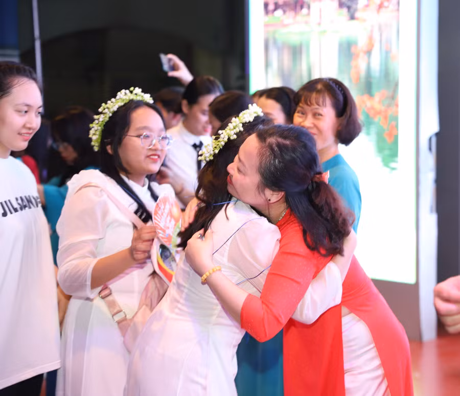 Cô trò xúc động trong buổi lễ chia tay lớp 9. Cô trò xúc động trong buổi lễ chia tay lớp 9.