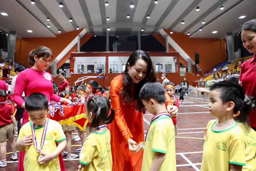 Bà Lê Thị Nga trao Huy chương vàng cho trẻ mầm non hoàn thành xuất sắc các nội dung thi. Bà Lê Thị Nga trao Huy chương vàng cho trẻ mầm non hoàn thành xuất sắc các nội dung thi.
