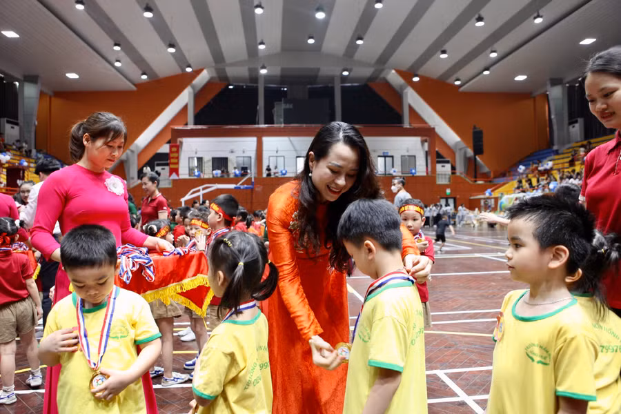 Bà Lê Thị Nga trao Huy chương vàng cho trẻ mầm non hoàn thành xuất sắc các nội dung thi.