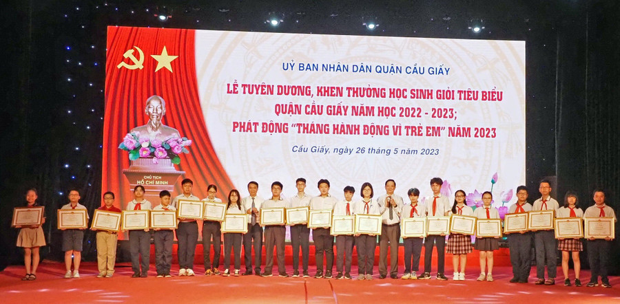 Phó Giám đốc Sở GD&ĐT Hà Nội - Phạm Xuân Tiến trao thưởng cho HSG tiêu biểu quận Cầu Giấy năm học 2022 - 2023. Phó Giám đốc Sở GD&ĐT Hà Nội - Phạm Xuân Tiến trao thưởng cho HSG tiêu biểu quận Cầu Giấy năm học 2022 - 2023.