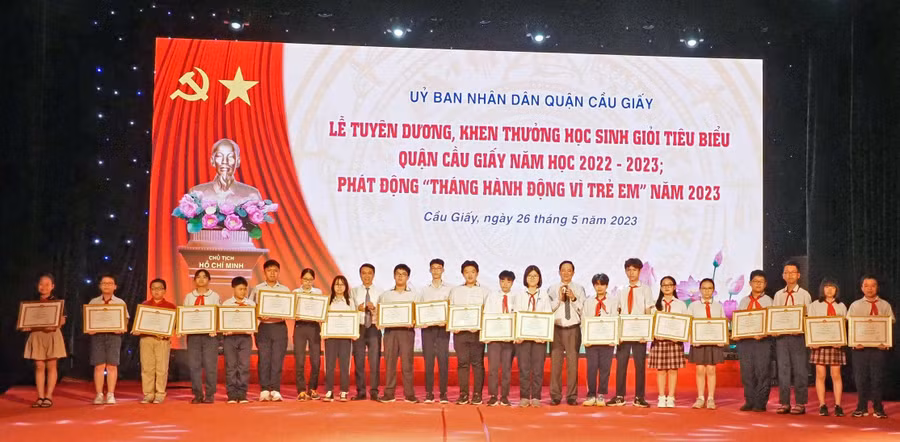 Phó Giám đốc Sở GD&ĐT Hà Nội - Phạm Xuân Tiến trao thưởng cho HSG tiêu biểu quận Cầu Giấy năm học 2022 - 2023. Phó Giám đốc Sở GD&ĐT Hà Nội - Phạm Xuân Tiến trao thưởng cho HSG tiêu biểu quận Cầu Giấy năm học 2022 - 2023.