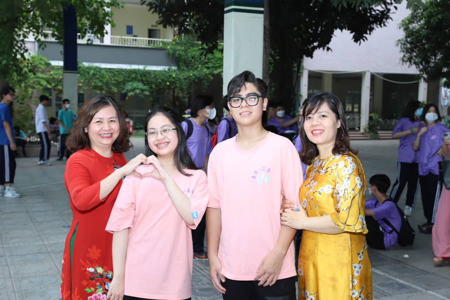 Cô trò cùng nhau lưu lại những hình ảnh đẹp trong buổi lễ chia tay học sinh lớp 9.