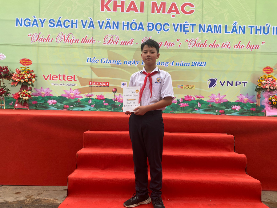 Nguyễn Sơn Long vinh dự được nhận nhiều phần thưởng cao quý.