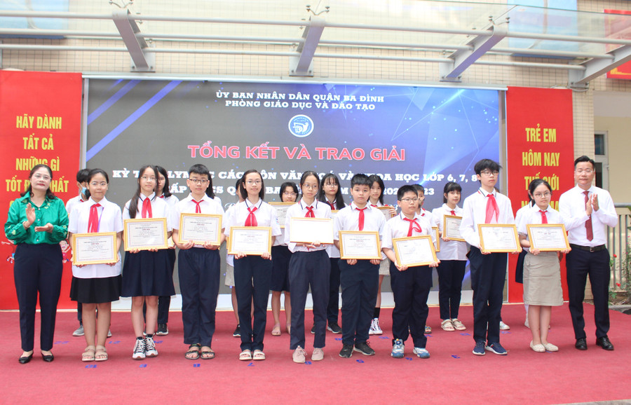TS. Lê Đức Thuận - Trưởng phòng GD&ĐT quận Ba Đình cùng cô Tô Thị Hải Yến trao giải cho học sinh. TS. Lê Đức Thuận - Trưởng phòng GD&ĐT quận Ba Đình cùng cô Tô Thị Hải Yến trao giải cho học sinh.