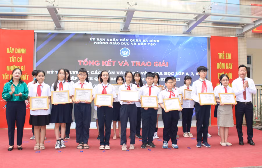 TS. Lê Đức Thuận - Trưởng phòng GD&amp;ĐT quận Ba Đình cùng cô Tô Thị Hải Yến trao giải cho học sinh.
