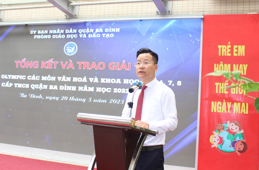 TS. Lê Đức Thuận - Trưởng phòng GD&ĐT quận Ba Đình phát biểu và chúc mừng học sinh đạt giải. TS. Lê Đức Thuận - Trưởng phòng GD&ĐT quận Ba Đình phát biểu và chúc mừng học sinh đạt giải.