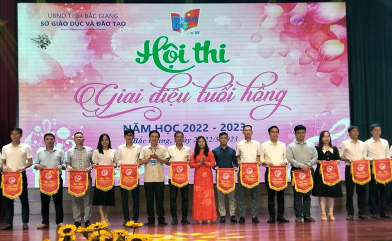 Ban Tổ chức Hội thi trao cơ lưu niệm cho các đoàn dự thi.