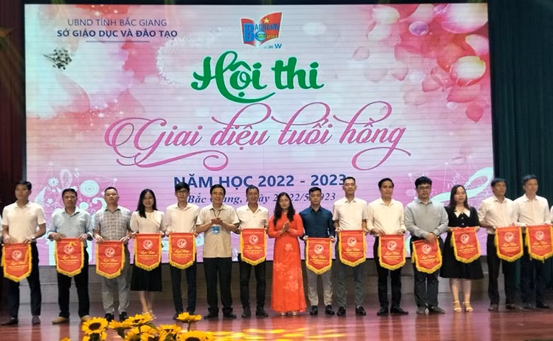 Ban Tổ chức Hội thi trao cơ lưu niệm cho các đoàn dự thi.