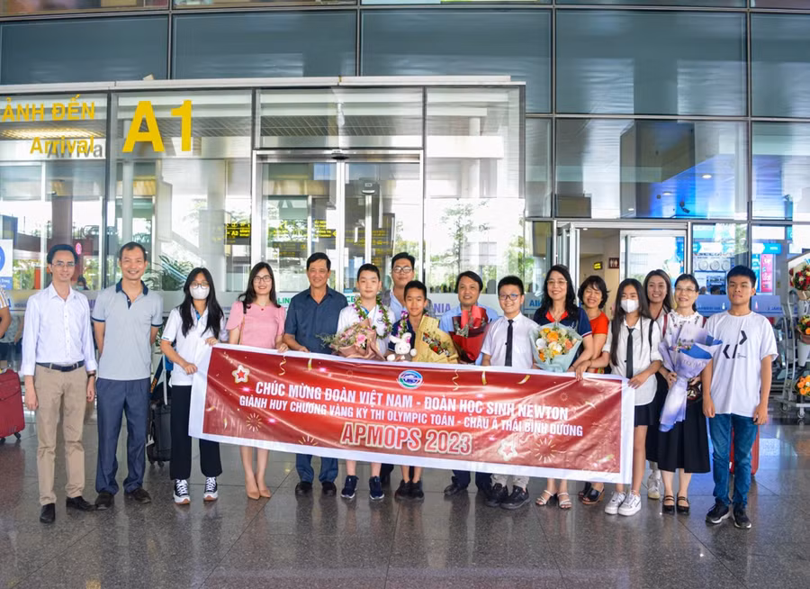 Đón đoàn tại sân bay quốc tế Nội Bài có PGS. TS Tạ Ngọc Trí - Vụ phó Vụ Giáo dục Tiểu học (Bộ GD&amp;ĐT) và ông Phạm Xuân Tiến - Phó Giám đốc Sở GD&amp;ĐT Hà Nội cùng thầy cô, gia đình và các bạn lớp 6G0.