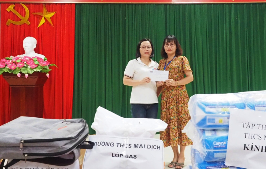 Đại diện trường THCS Mai Dịch (áo trắng) trao quà cho đại diện Cơ sở bảo trợ xã hội tổng hợp để gửi tới các em học sinh. Đại diện trường THCS Mai Dịch (áo trắng) trao quà cho đại diện Cơ sở bảo trợ xã hội tổng hợp để gửi tới các em học sinh.